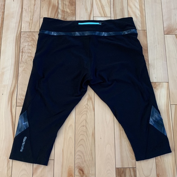 Rick’s Crop Leggings - Picture 2 of 3